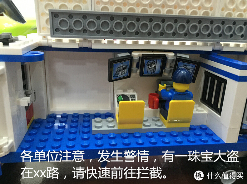 父亲和孩子一起来完成的 LEGO 乐高 60044 警车