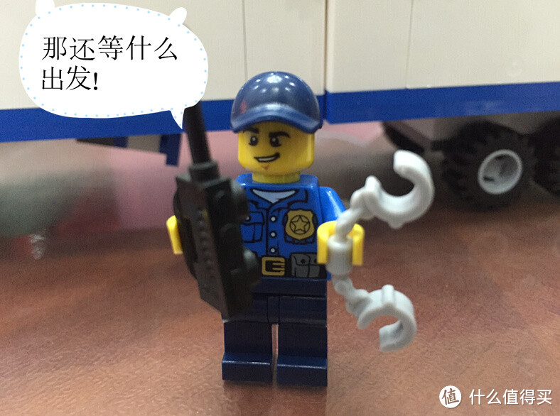 父亲和孩子一起来完成的 LEGO 乐高 60044 警车