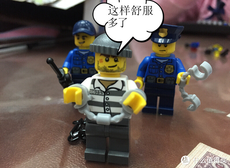 父亲和孩子一起来完成的 LEGO 乐高 60044 警车