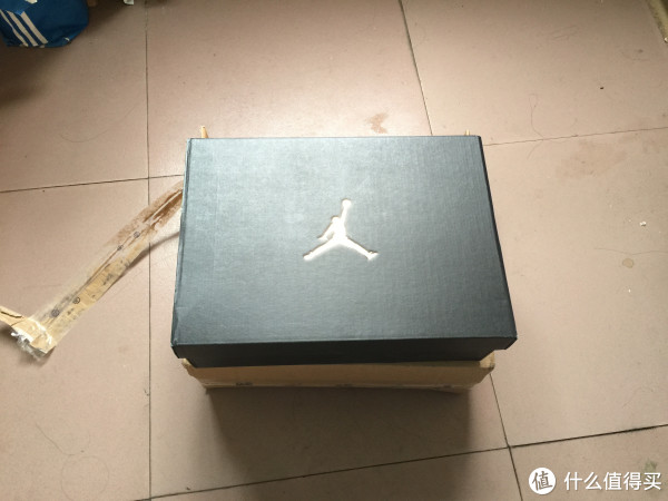 鞋盒上金色的logo ,闪瞎了我的眼啊 产品细节照