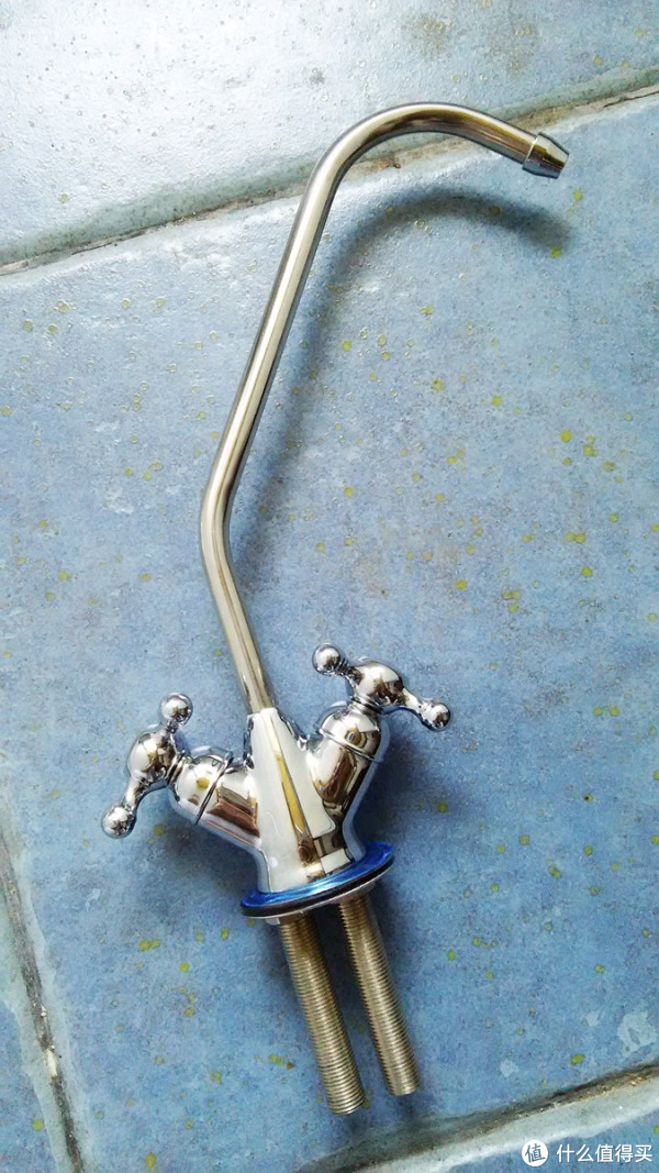 三通是用来把角阀出水口改成两个,分别接净水器和台盆龙头.