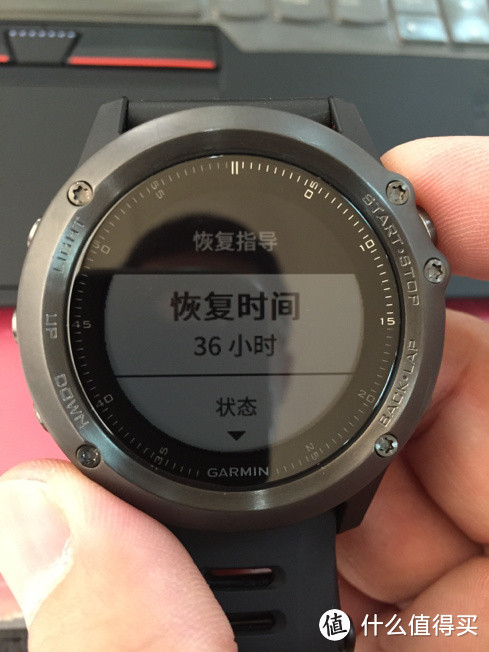 戴着GARMIN 佳明 Fenix3和HRM-RUN心率带去跑步