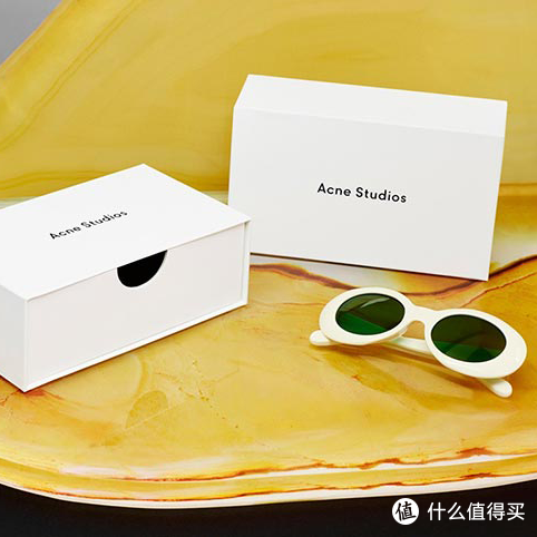 从飞行员到预科生：Acne Studios 品牌首条太阳镜系列上市