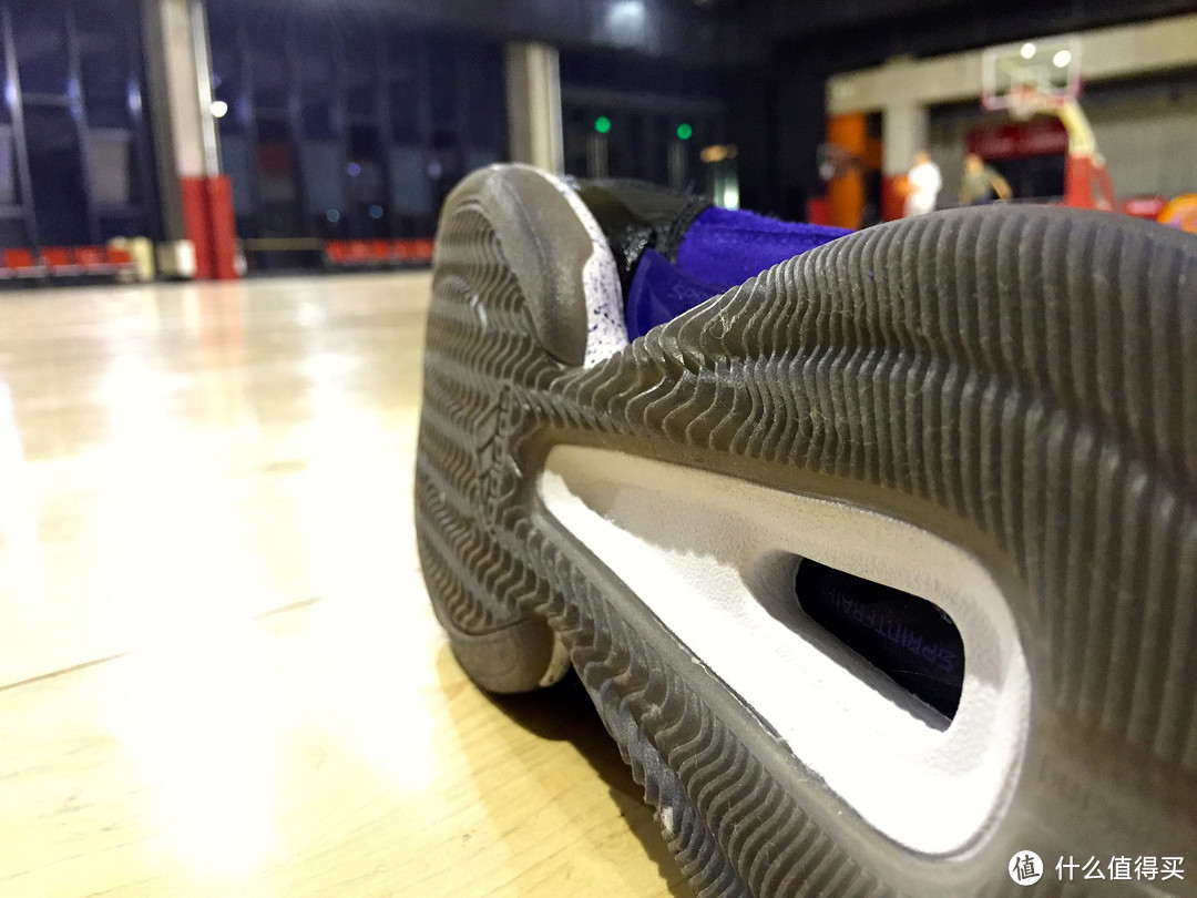 阿迪旗下第三高价签约代言人 adidas 阿迪达斯 D Lillard 1 篮球鞋