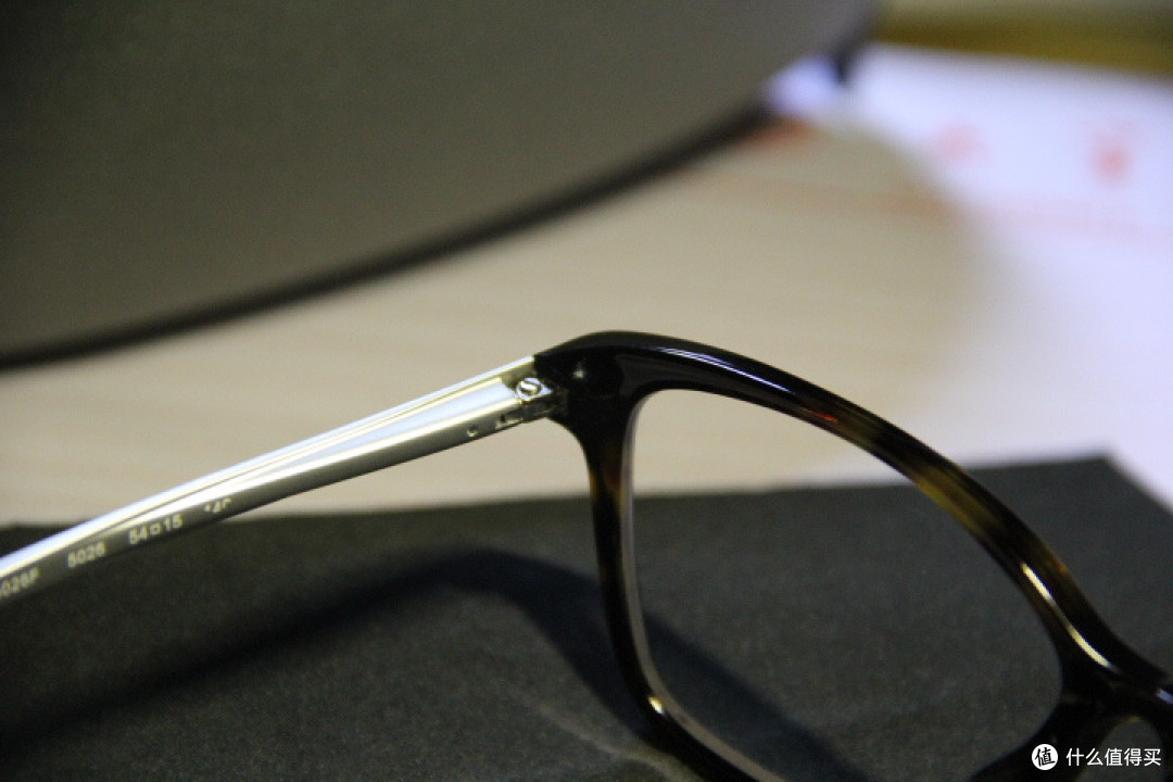 值得注意的是这个眼镜的弹簧还可以略微向外弯曲,这样在戴上或是摘下