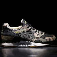 迷彩绿的诱惑：atmos 联手 ASICS 发布 GEL LYTE V “CAMO” 联名鞋款