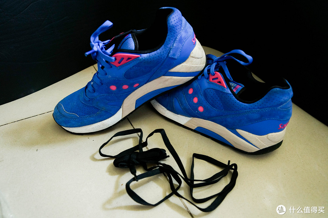 亮蓝鞋身粉色点缀：Saucony G9 Control 复古跑步鞋
