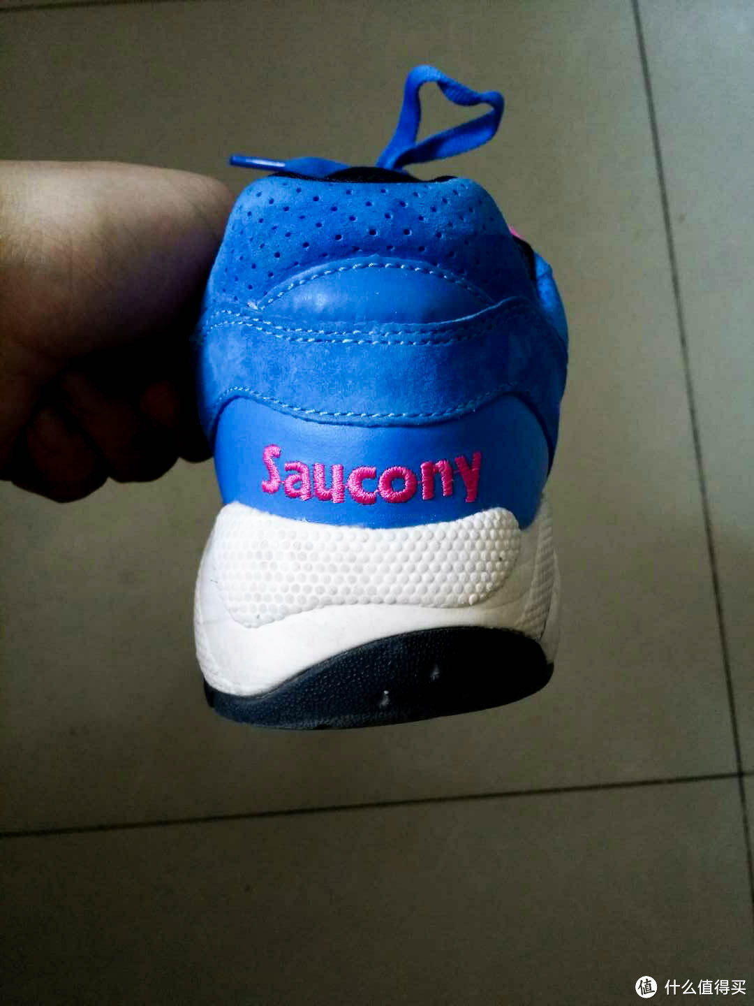 亮蓝鞋身粉色点缀：Saucony G9 Control 复古跑步鞋