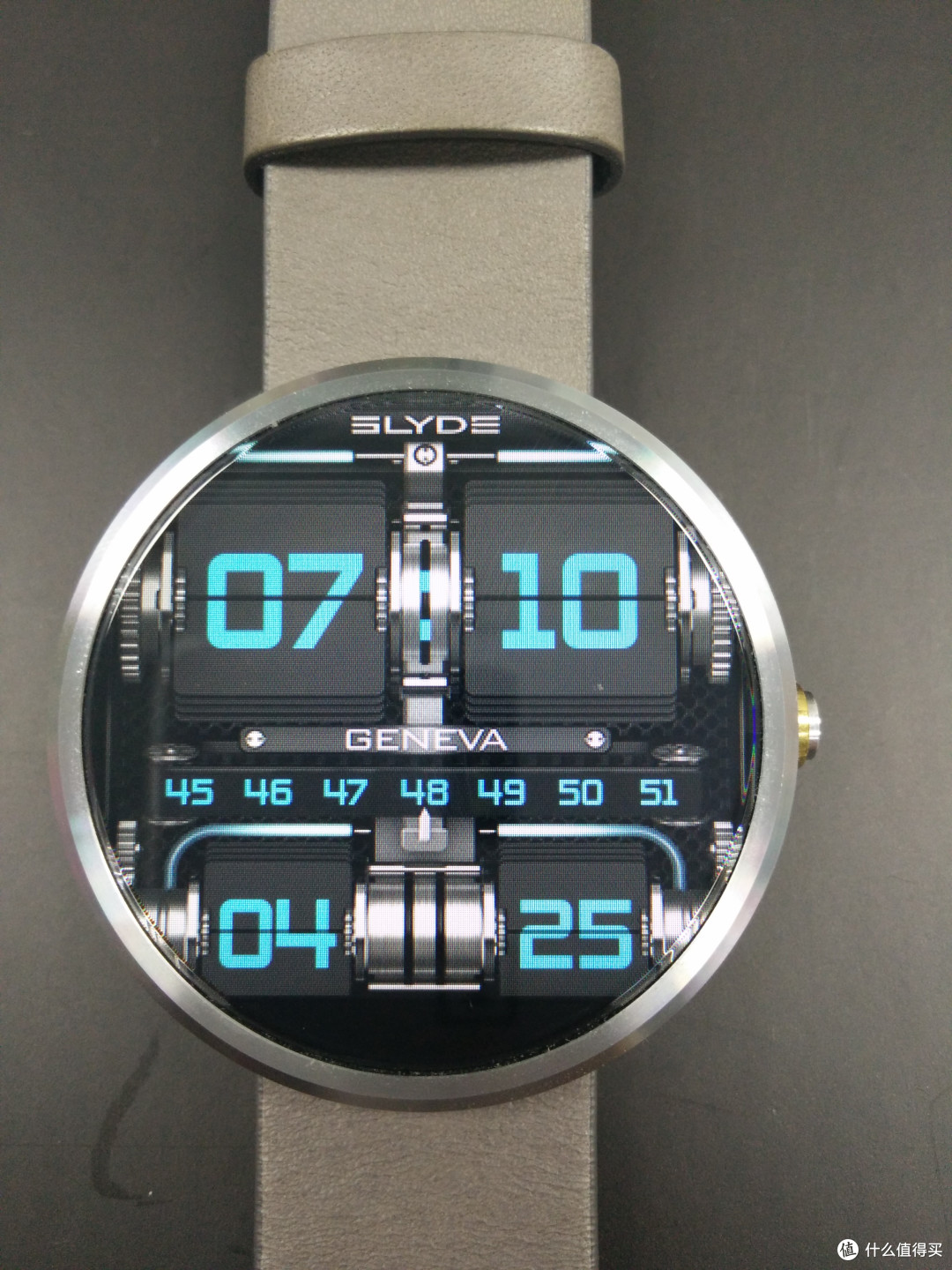 比如下面这个表盘:很多人关心moto 360表盘下方那个黑色区域