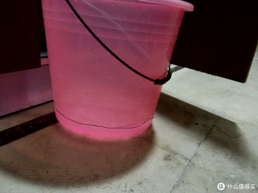 用水3升左右，看水位在黑线处（桶是21升的桶。）