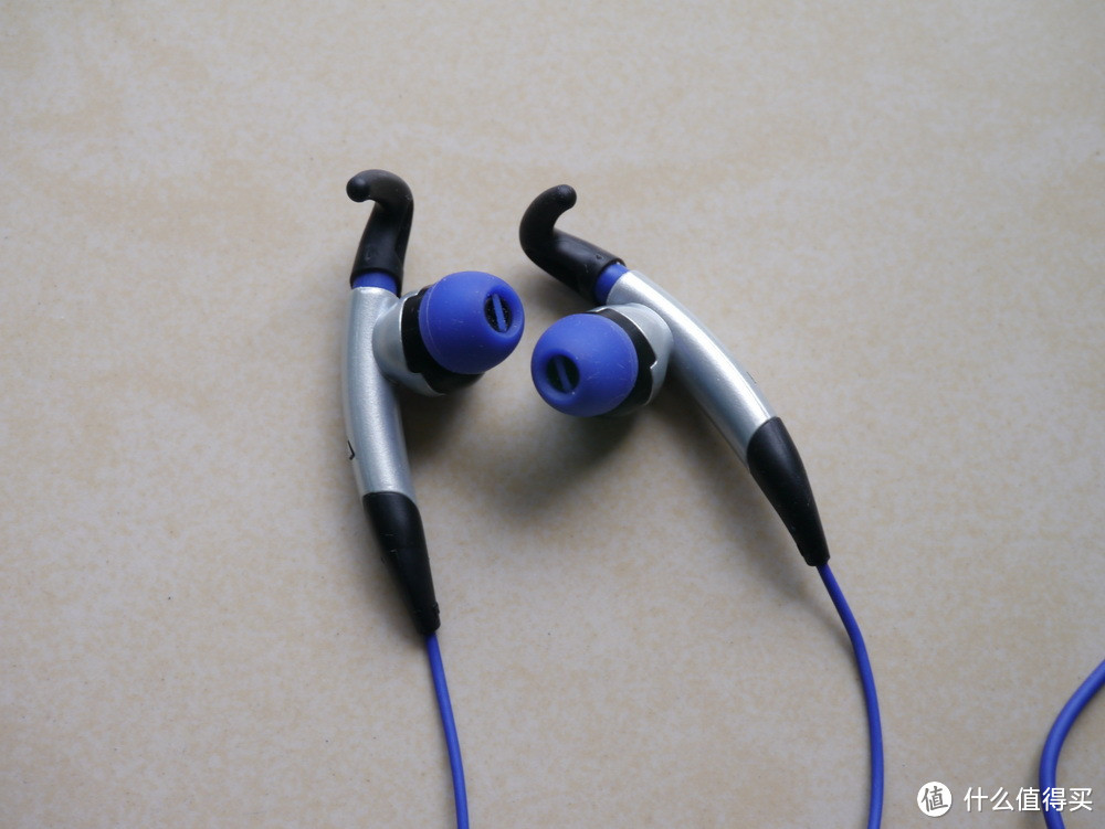 两件跑步装备：SENNHEISER 森海塞尔 CX685 跑步耳机 & CyberDyer 跑步腰包