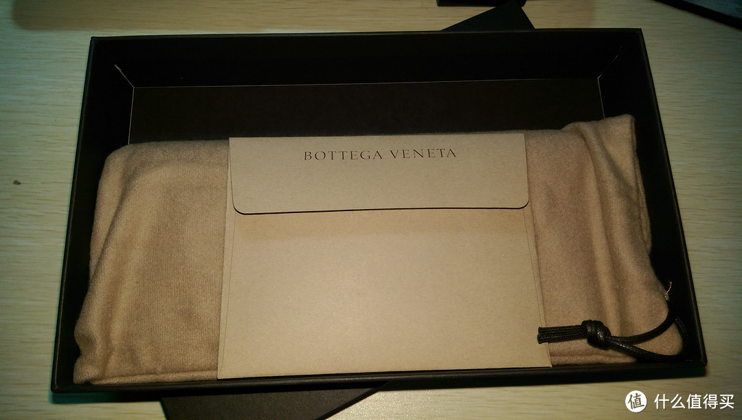 低调不浮夸的选择：Bottega Veneta 浅碧玺蓝编织小牛皮长款翻盖钱包