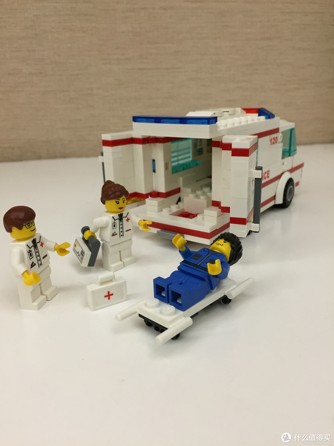 小众拼插玩具系列:星钻积木城市系列救护车