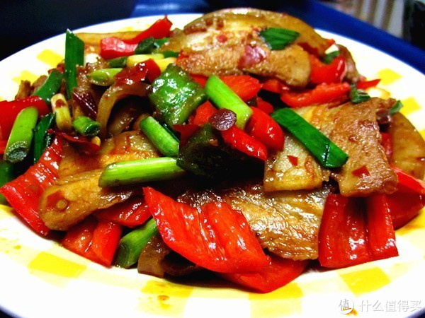 甩甩头,把回锅肉抛开脑后,咦?