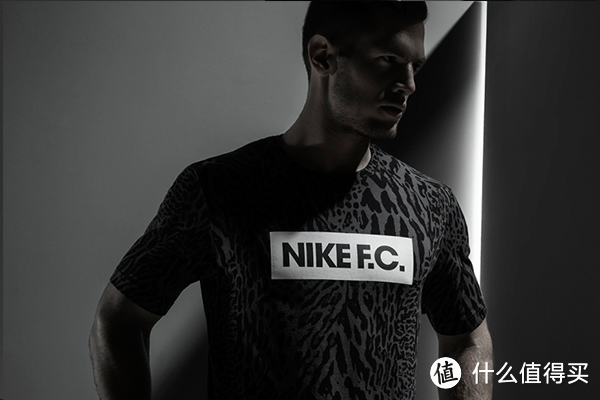 黑色动物暗纹设计：NIKE 耐克 发布 NIKE F.C.别注系列 2015夏季服饰