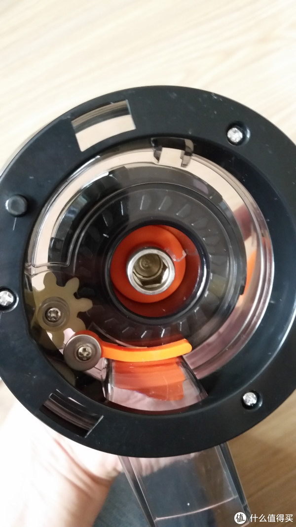 所以工作声音不扰民 出汁率不错,渣渣基本被榨干了水分 滤网孔小,出的