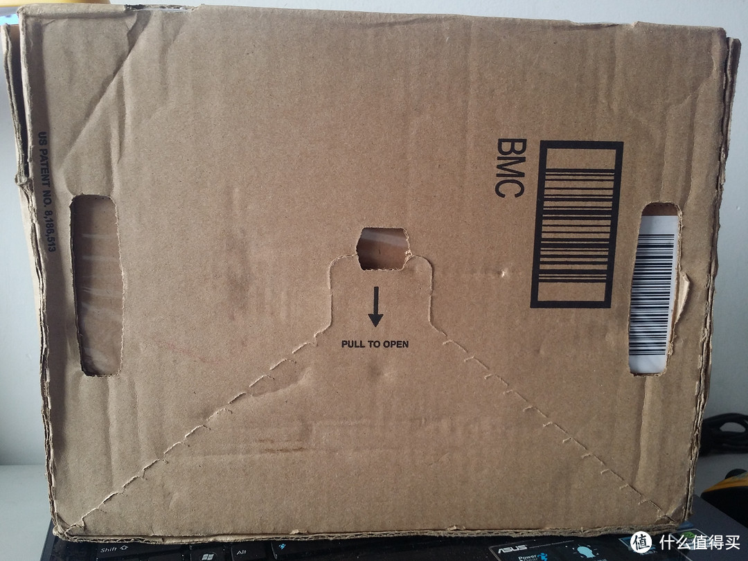 不用暴力开箱，美亚使用的箱子有专门的开箱口。