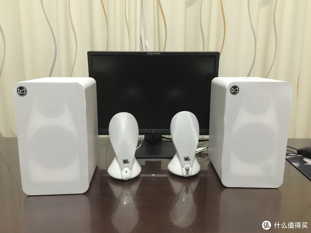 音箱摆放，边上是小小的JBL Duet 2.0