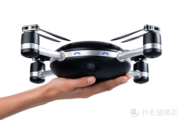 手持抛飞 + 自动跟踪：Lily Robotics 推出 Lily Camera 无人机