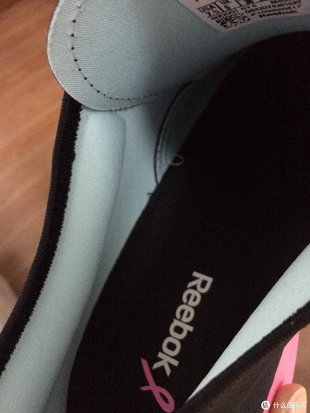 鞋帮子的两侧都有类似bra的泡棉材质，挺舒服的。