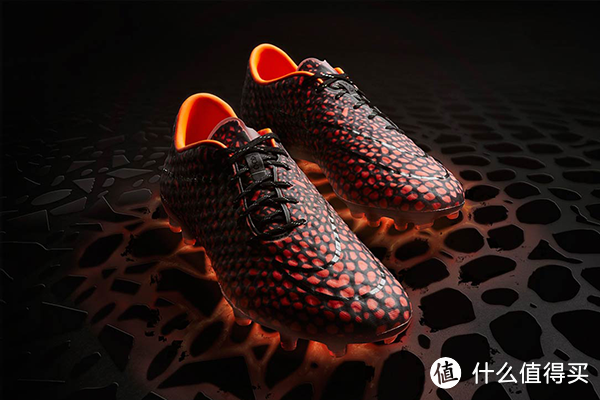 可变色鞋身：Nike发布 Hypervenom Phantom 足球鞋“Transform”配色