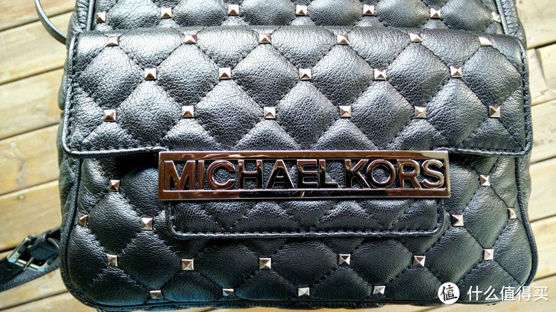 献给女王大人的礼物：美亚入手 Michael Kors 铆钉真皮双肩包