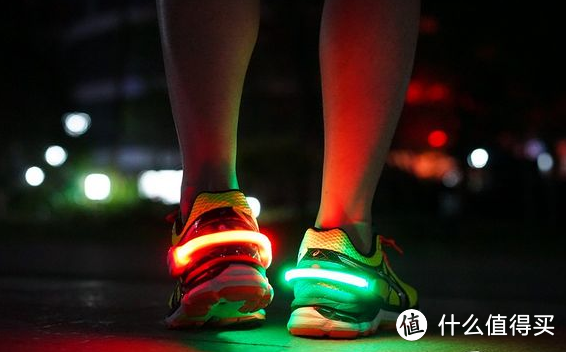 夜跑也要够酷炫：NATHAN Light Spur LED夜跑鞋夹