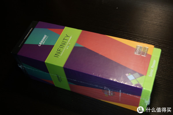 商品外包装是硬纸板,图案配色比较丰富.