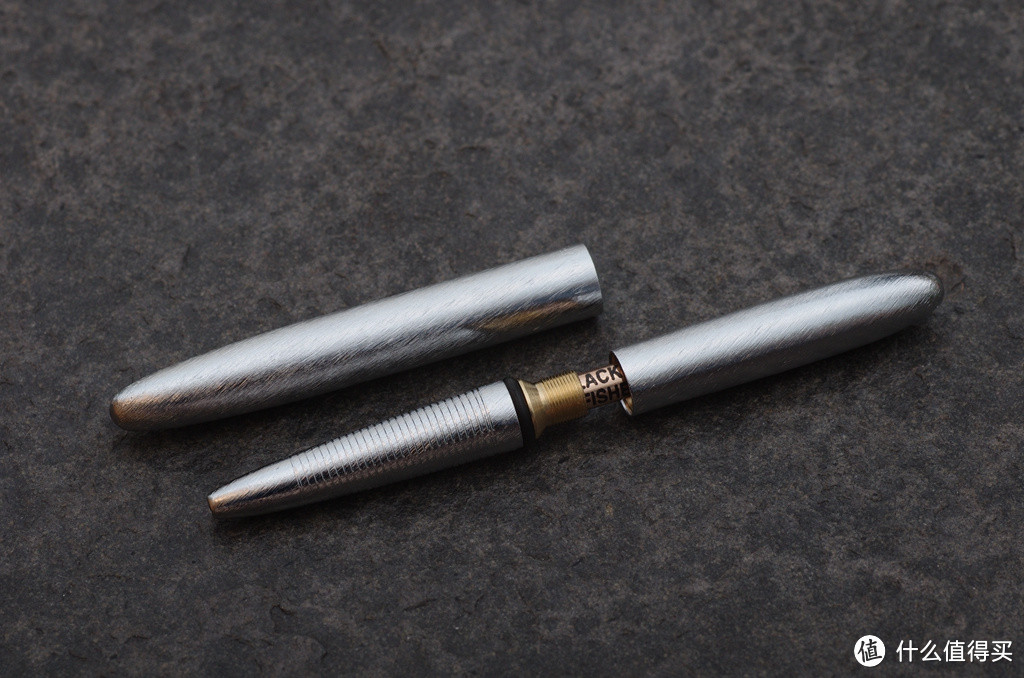实用便携小笔:两种不同材质、笔芯的Fisher Space Pen 太空笔对比