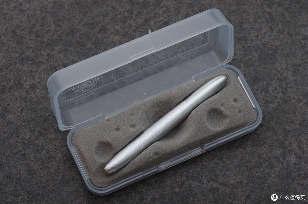 实用便携小笔:两种不同材质、笔芯的Fisher Space Pen 太空笔对比