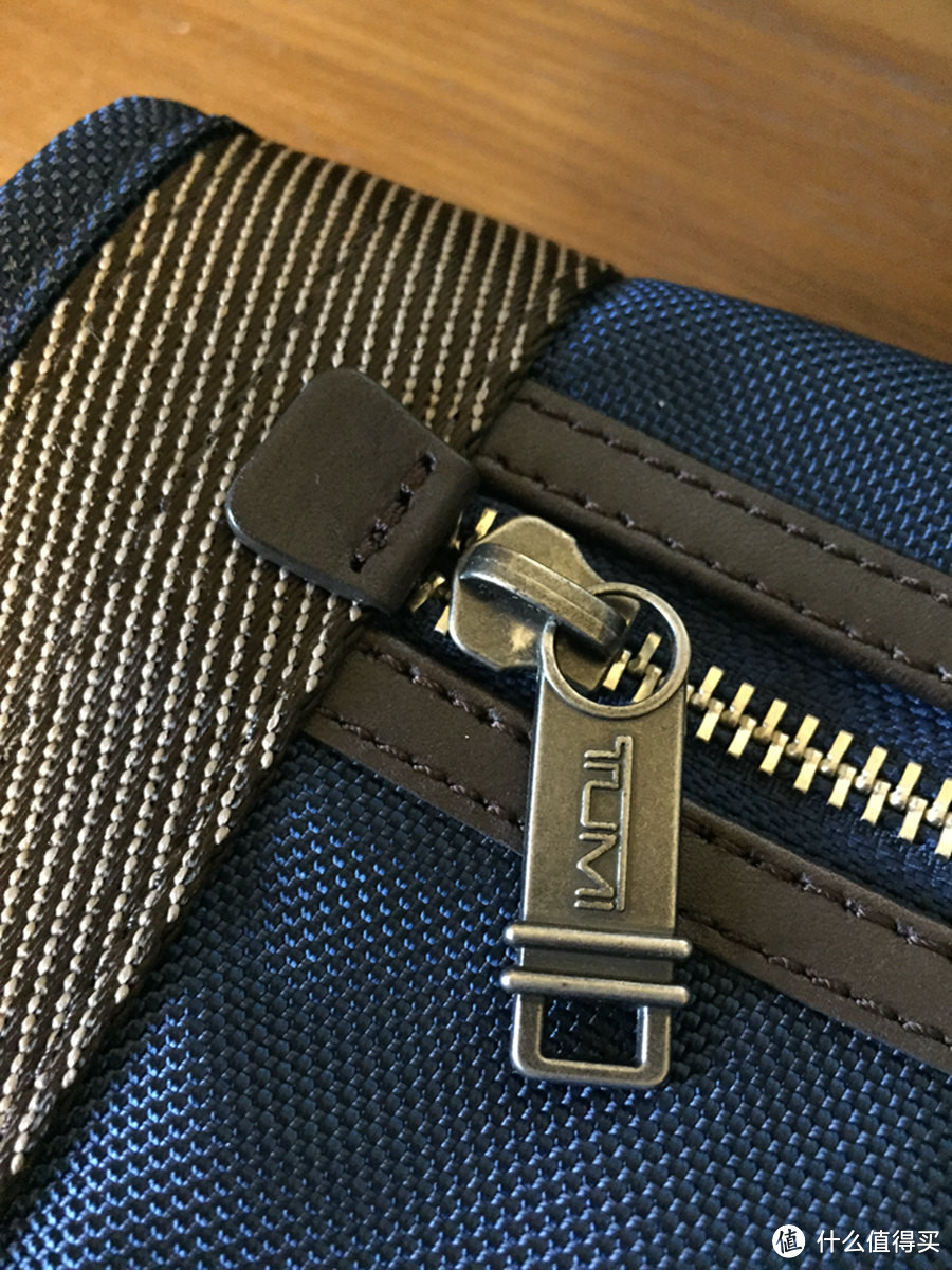 Tumi 塔米 Mini 邮差包 & Burberry 短袖T恤