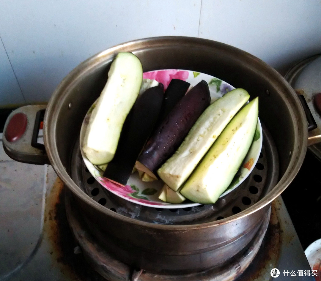 蒸茄子，葱油面，美食从简单做起！