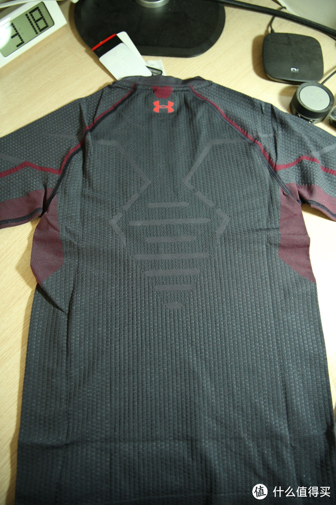 Tony Stark 钢铁侠同款：极具未来感的 Under Armour 安德玛 紧身衣