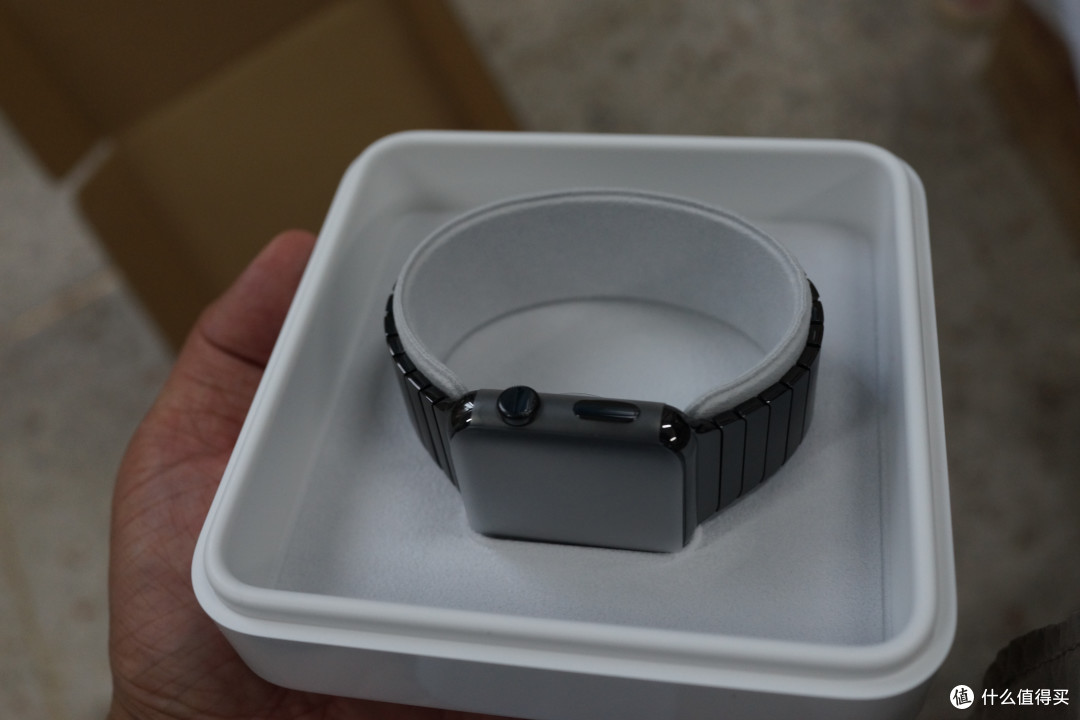 终于等到你:42MM 深空灰钢链式 Apple Watch