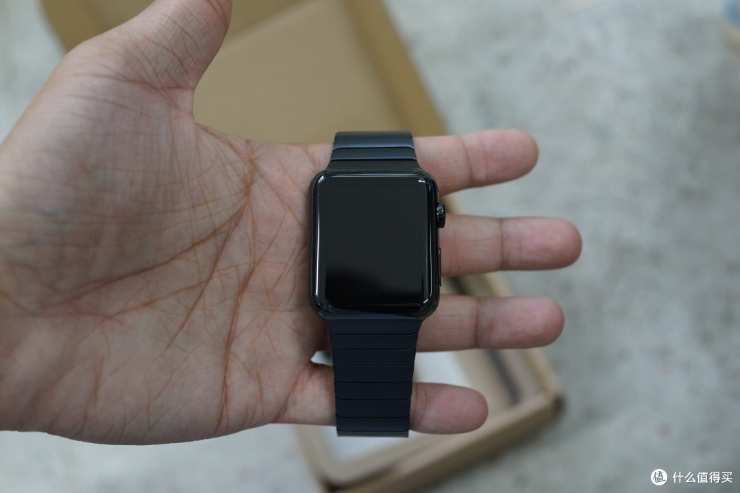 终于等到你:42MM 深空灰钢链式 Apple Watch