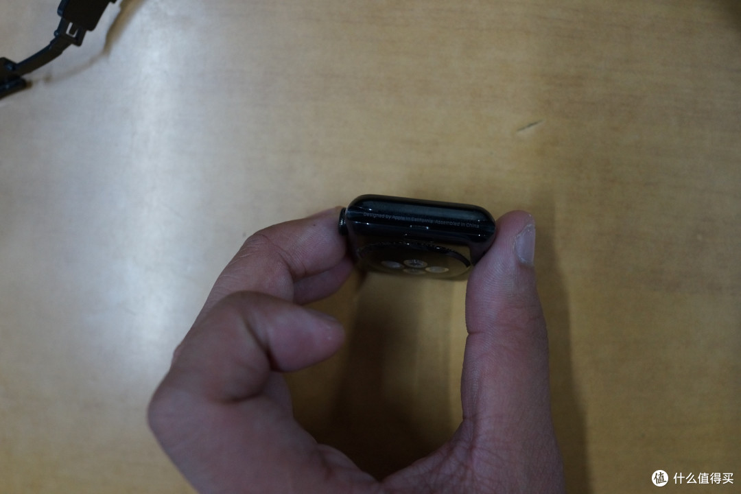 终于等到你:42MM 深空灰钢链式 Apple Watch