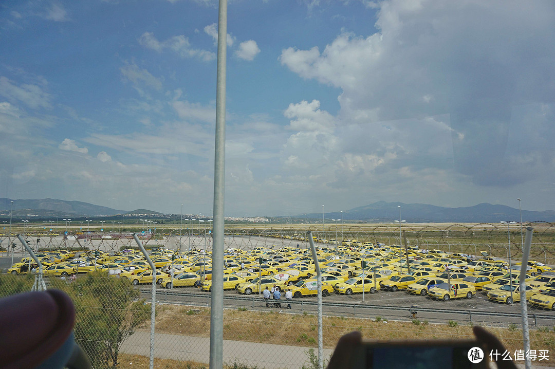 在大巴里拍的，机场的出租车群。看看天空，好蓝呀