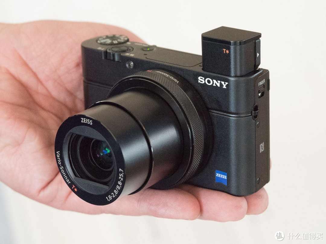 堆栈式CMOS传感器 + 16FPS高速连拍：SONY 索尼 发布 RX100 IV“黑卡四” 和 RX10 II 两款相机