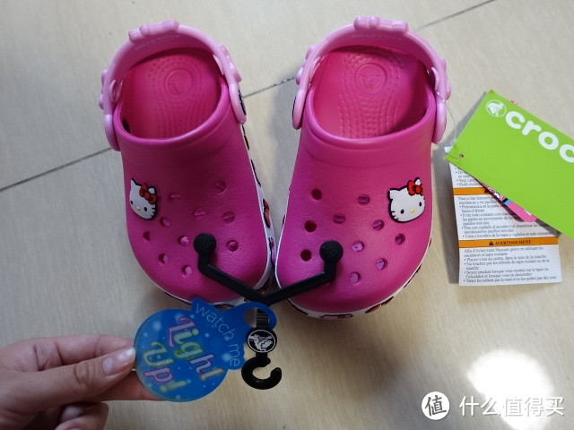 crocs 卡洛驰 Kadee 女士平底鞋和 Hello Kitty 儿童洞洞鞋