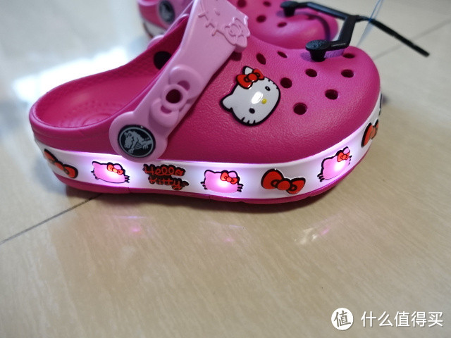 crocs 卡洛驰 Kadee 女士平底鞋和 Hello Kitty 儿童洞洞鞋