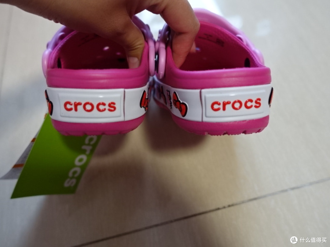 crocs 卡洛驰 Kadee 女士平底鞋和 Hello Kitty 儿童洞洞鞋