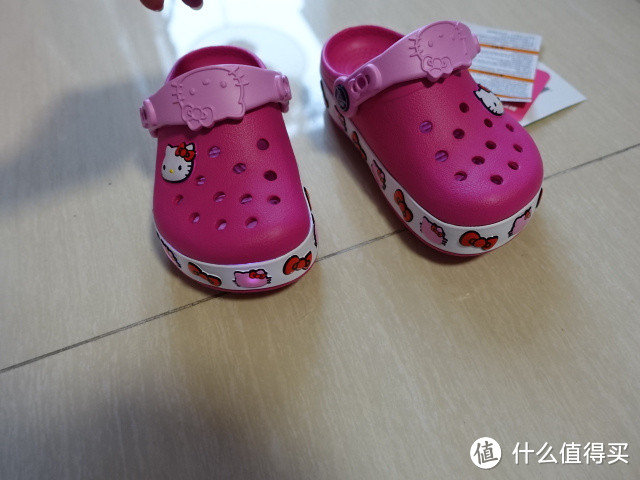 crocs 卡洛驰 Kadee 女士平底鞋和 Hello Kitty 儿童洞洞鞋