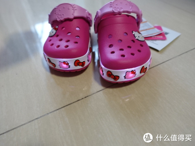 crocs 卡洛驰 Kadee 女士平底鞋和 Hello Kitty 儿童洞洞鞋