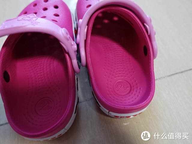 crocs 卡洛驰 Kadee 女士平底鞋和 Hello Kitty 儿童洞洞鞋