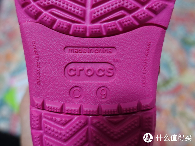 crocs 卡洛驰 Kadee 女士平底鞋和 Hello Kitty 儿童洞洞鞋