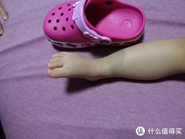 crocs 卡洛驰 Kadee 女士平底鞋和 Hello Kitty 儿童洞洞鞋