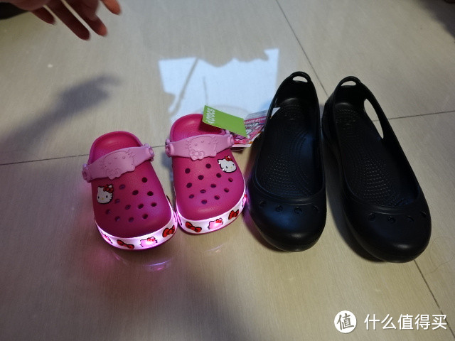 crocs 卡洛驰 Kadee 女士平底鞋和 Hello Kitty 儿童洞洞鞋