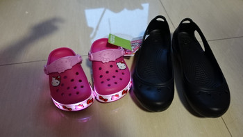 crocs 卡洛驰 Kadee 女士平底鞋和 Hello Kitty 儿童洞洞鞋