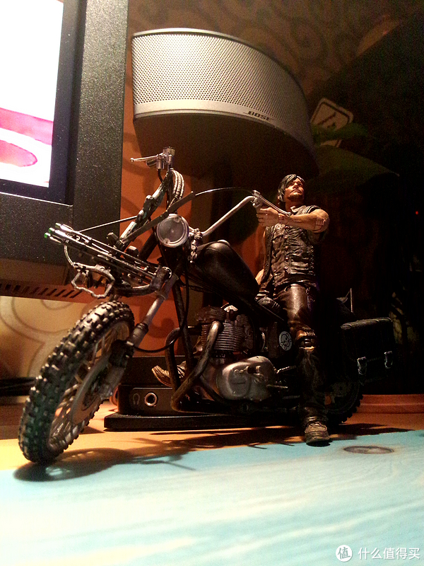 《行尸走肉》弩哥和他的摩托车:mcfarlane toys the walking dead tv