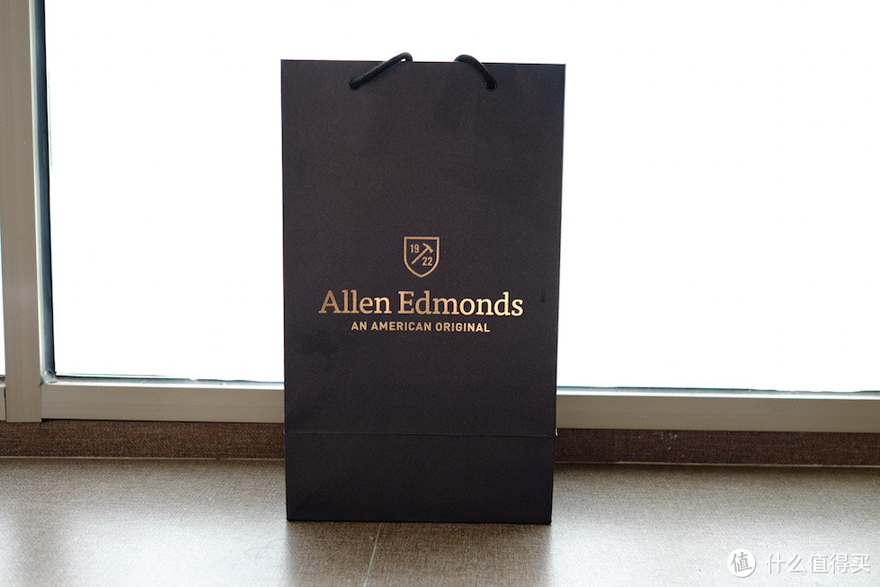 一双Allen Edmonds 男款雕花皮鞋